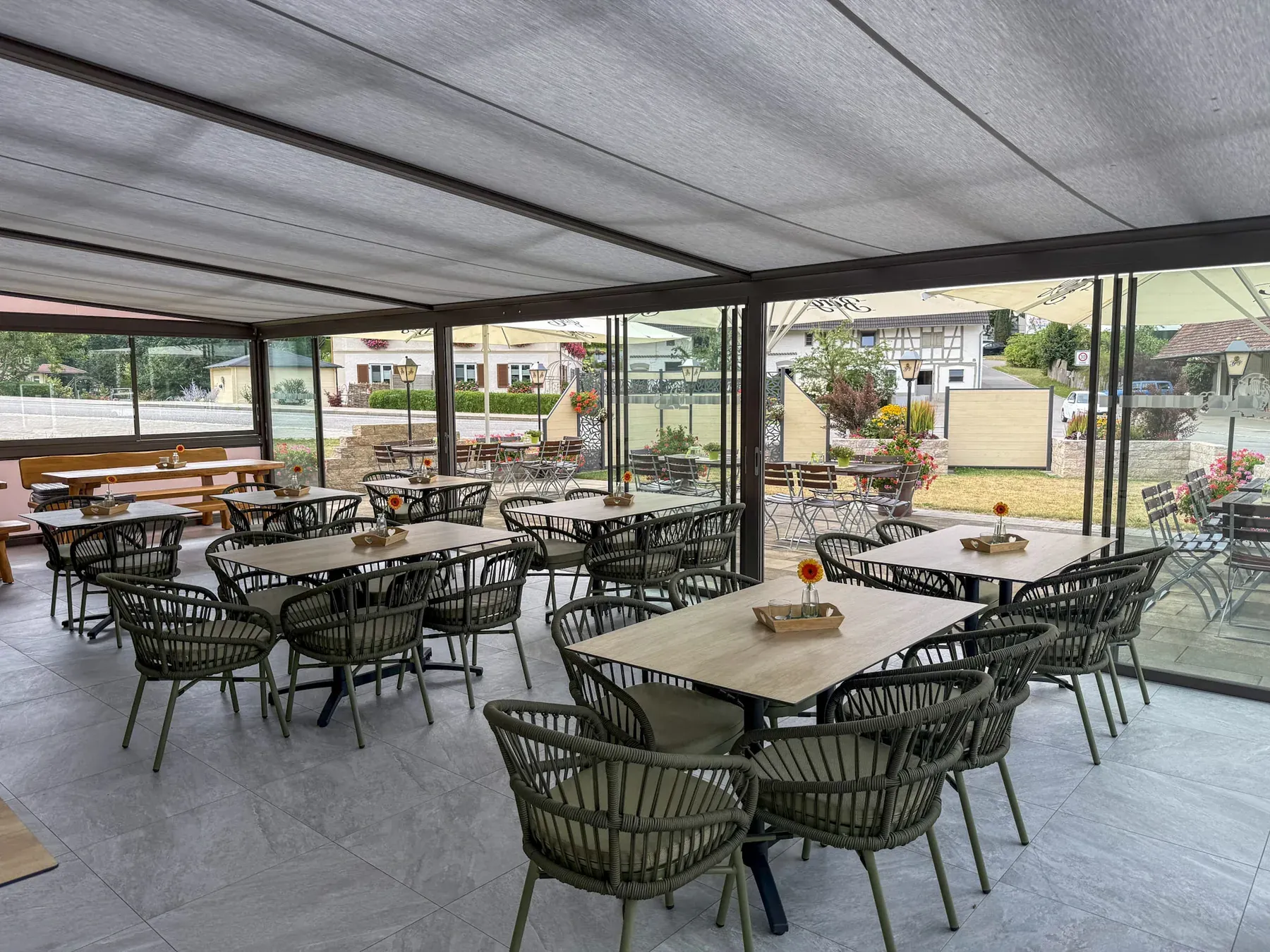 Wintergarten im Gasthaus Löwen – wetterfeste, geschlossene Terrasse mit Glasfronten
