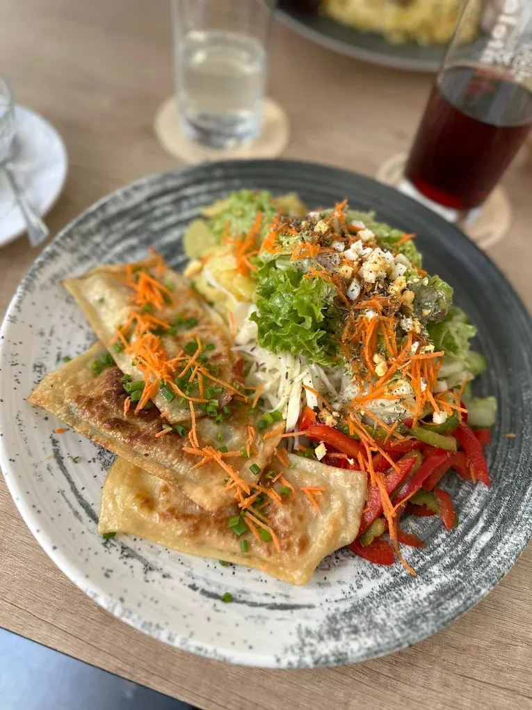 Vegetarisches Maultaschentrio mit großem Salat aus Blattsalat, Karotten, Paprika und Schnittlauch