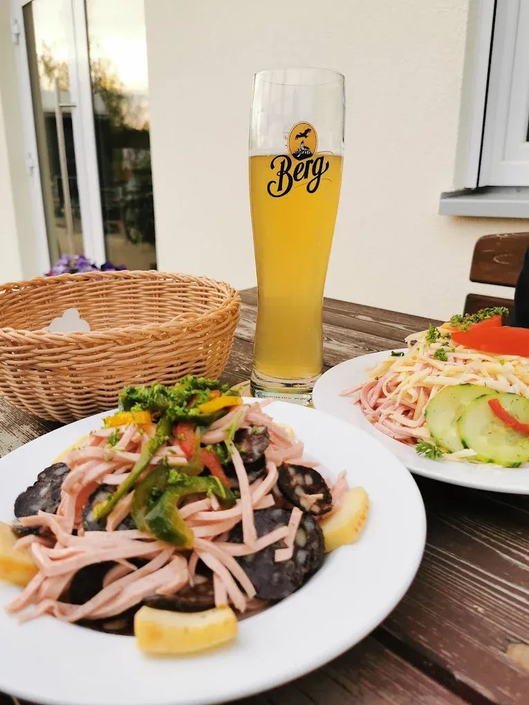 Schwäbischer und Schweizer Wurstsalat mit Hefeweizen: zwei Teller Wurstsalat und ein frisch gezapftes Weizenbier auf der Terrasse