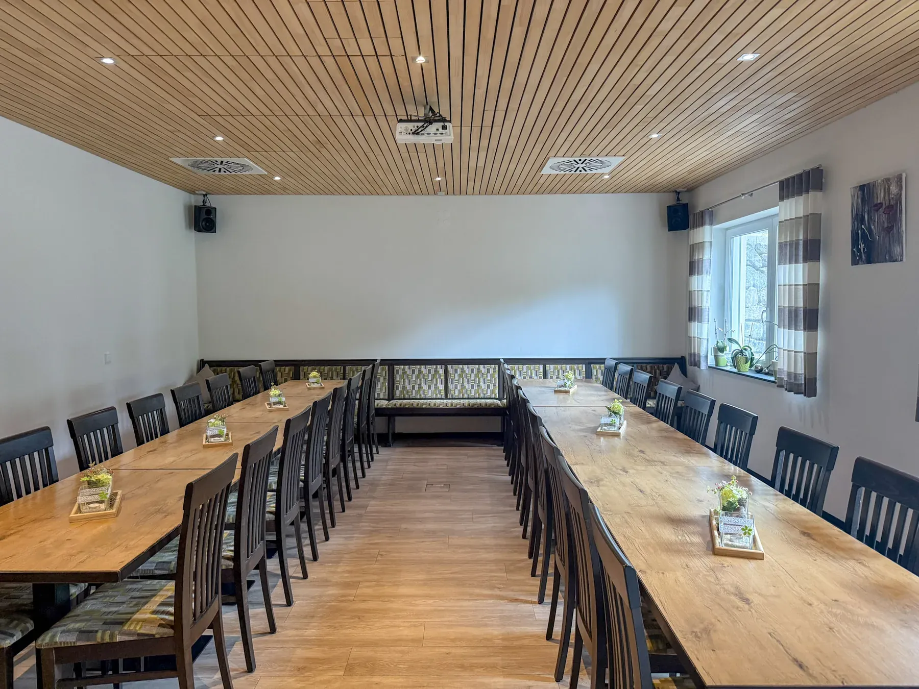 Großer Saal im Gasthaus Löwen mit langen Tafeln für Feiern bis 120 Personen